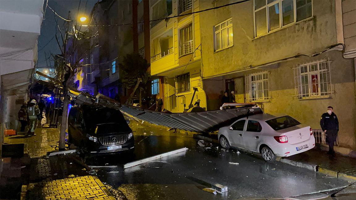 İstanbul'da fırtına etkisini göstermeye başladı; bir binanın çatısı uçtu