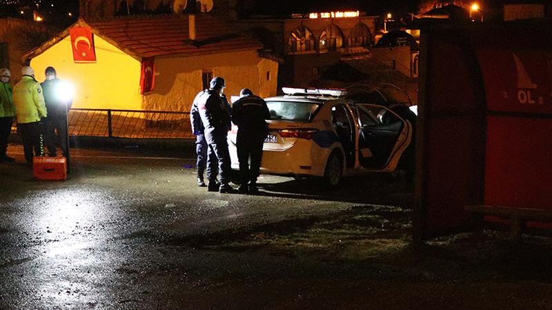 Lastiği patladı; yardıma gelen polis ekiplerinin otomobilini kaçırdı!