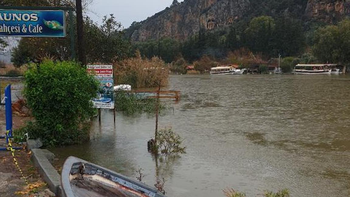 Ortaca'da aşırı yağışta su kanalı 1,5 metre yükseldi, restoranları su bastı