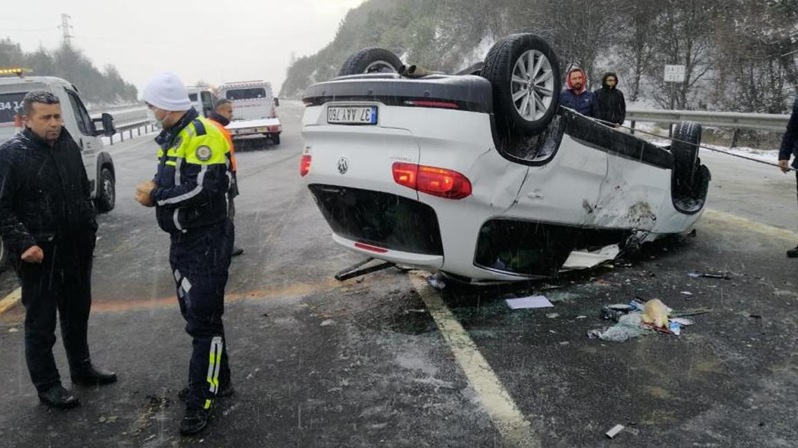 Bolu TEM’de 12 otomobilin karıştığı zincirleme kazada 2 kişi yaralandı