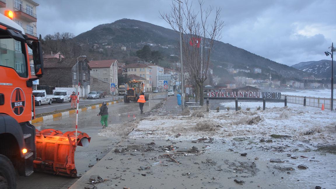 Karadeniz'deki 6 metreye ulaşan dalgalar Kastamonu sahilinde hasar oluşturdu