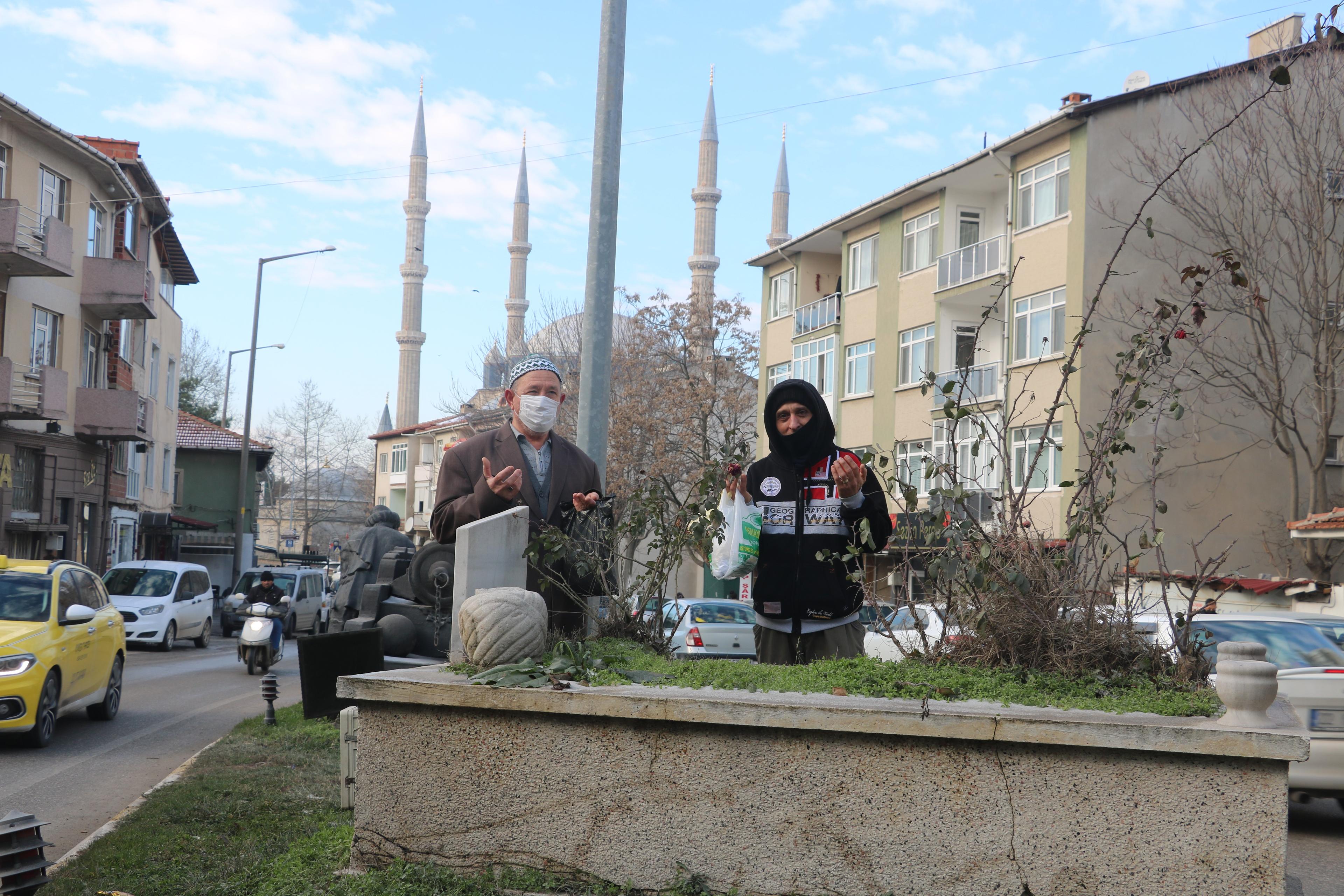 Edirne’de yol genişletme çalışması sonrası cadde kenarındaki mezar ortada kaldı