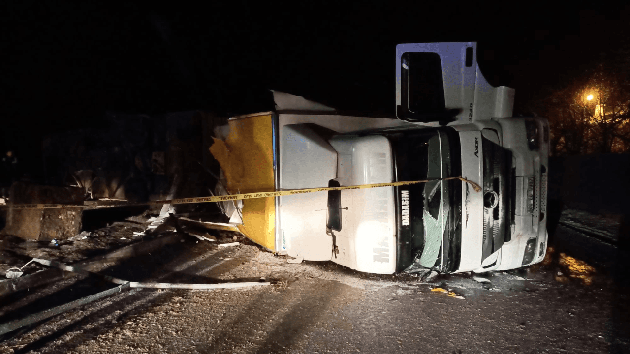 Yolcu otobüsü kaza yapan TIR'a çarpıp devrildi, 1 kişi öldü, 27 kişi yaralandı