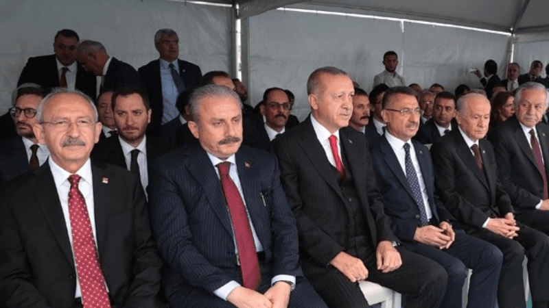 Gündem saptırma çabaları Kazanistan’dan Sezen Aksu’ya dek uzanırken Ankaea’da gerçek gündeme dair beş kritik soru var. Soldan soldan sağa, CHP lideri Kılıçdaroğlu, TBMM Başkanı Şentop, Cumhurbaşkanı ve AK Parti lideri Erdoğan, Cumhurbaşkanı Yardımcısı Oktay, MHP lideri Bahçeli ve TBMM Başkan Vekili Adan. (Foto: Cumhurbaşkanlığı)