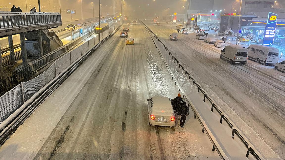 İstanbul Valisi Yerlikaya: Yolda olan vatandaşlarımızı misafirhaneler ve otellere yerleştirme ile ilgili bir çalışma yapıyoruz