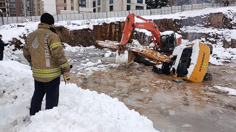 Buz tutmuş zeminin kırılması üzerine suya düşen iş makinesinin operatörü hayatını kaybetti