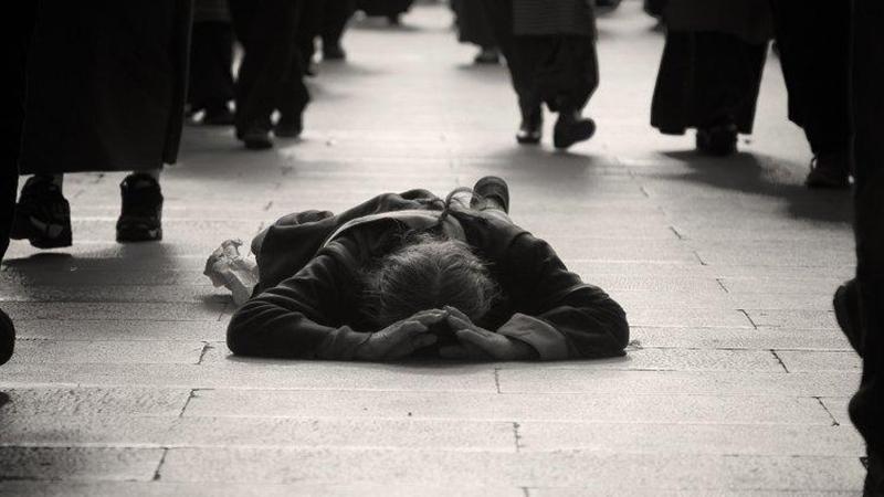 Paris'te düştüğü yerden saatlerce kaldırılmayan fotoğrafçı donarak hayatını kaybetti