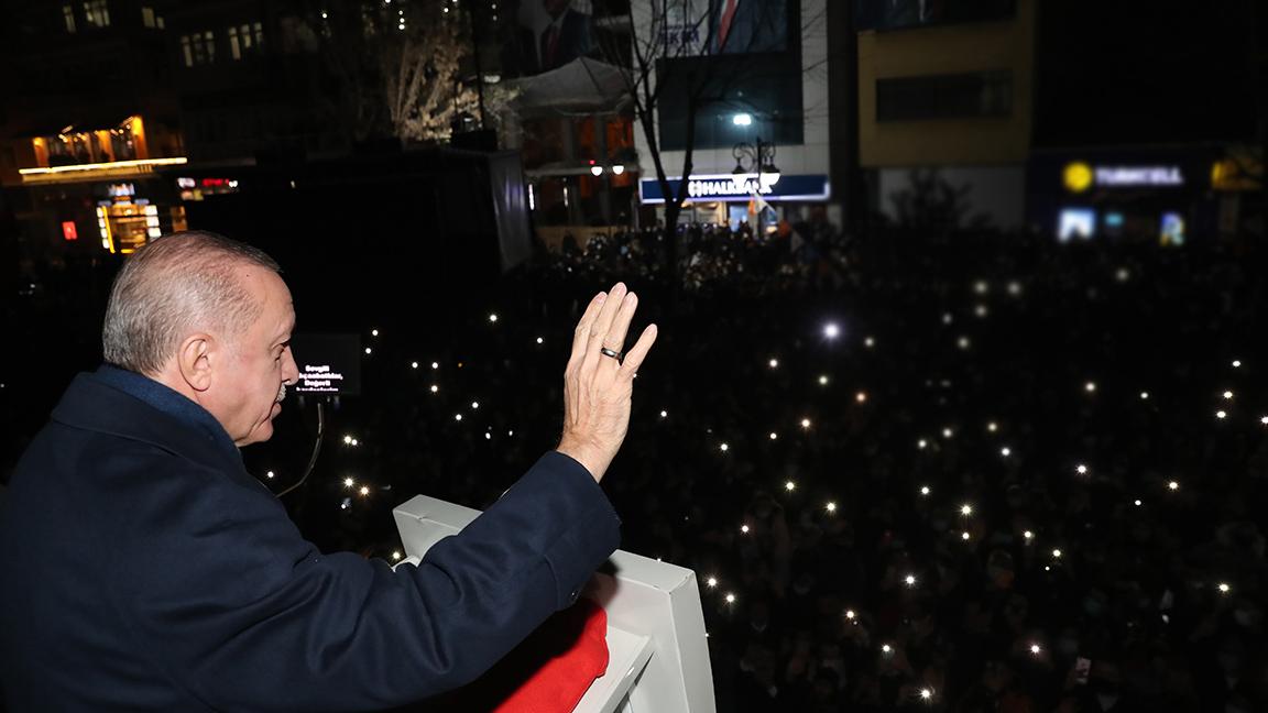 Erdoğan: Ruhları tek parti faşizminden bir adım öteye geçememiş muhterislerin ülkemizin kazanımlarını birer birer yok etme çabalarına seyirci kalmayacağız