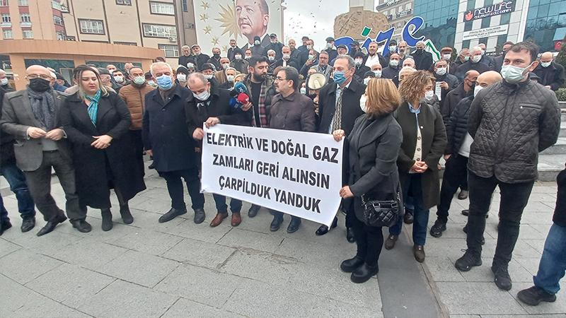 Rize'de elektrik ve doğalgaz zammı protestosu: 'Zamlar geri alınsın; çarpilduk, yanduk'