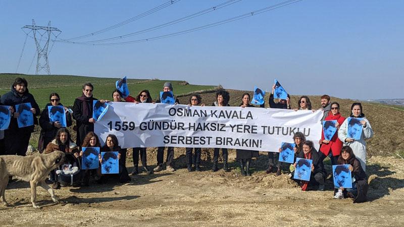 1559 gündür tutuklu olan Osman Kavala'yla dayanışma; sanatçı ve yazarlar Silivri Cezaevi'nde buluştu