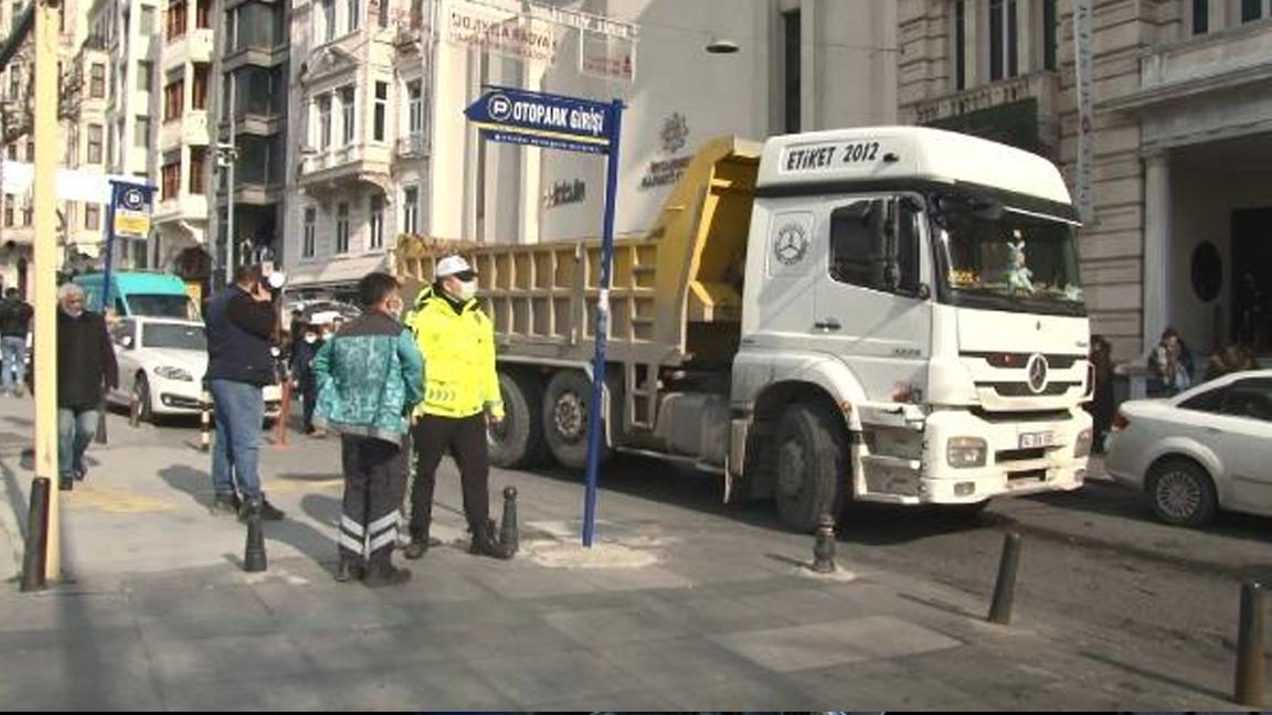 Beyoğlu'nda hafriyat kamyonunun altında kalan kişi ağır yaralandı