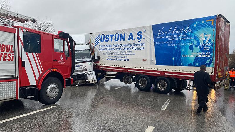 Büyükçekmece'de TIR kazası: 1 kişi yaralandı, trafik durdu