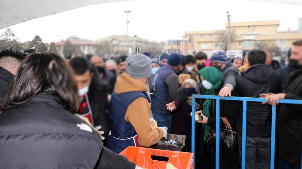 Bedava dağıtılan sucuk ekmekten almak isteyenler izdihama neden oldu