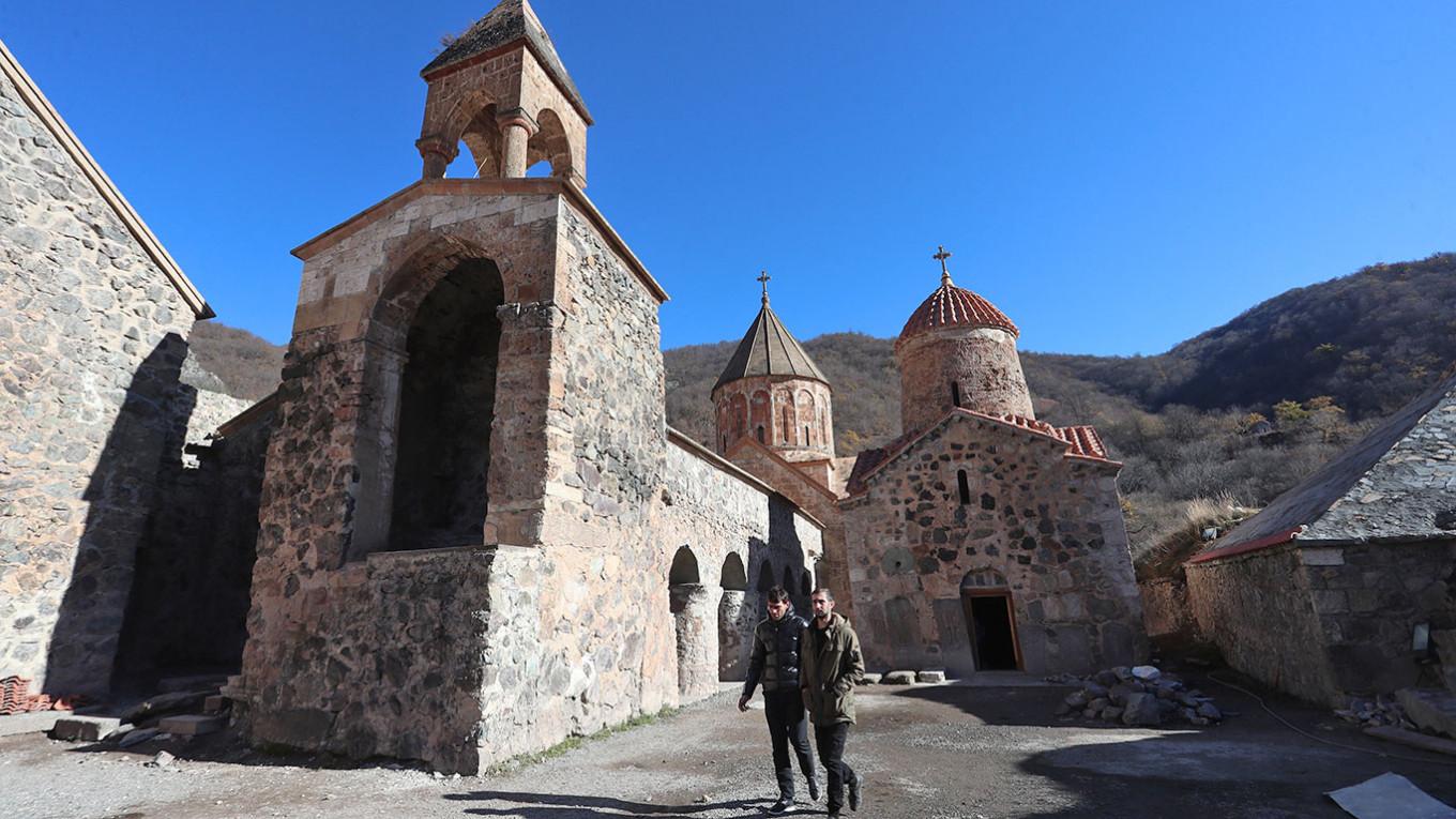 Azerbaycan, kiliselerden Ermenice yazıları silme kararından "geri adım attı"