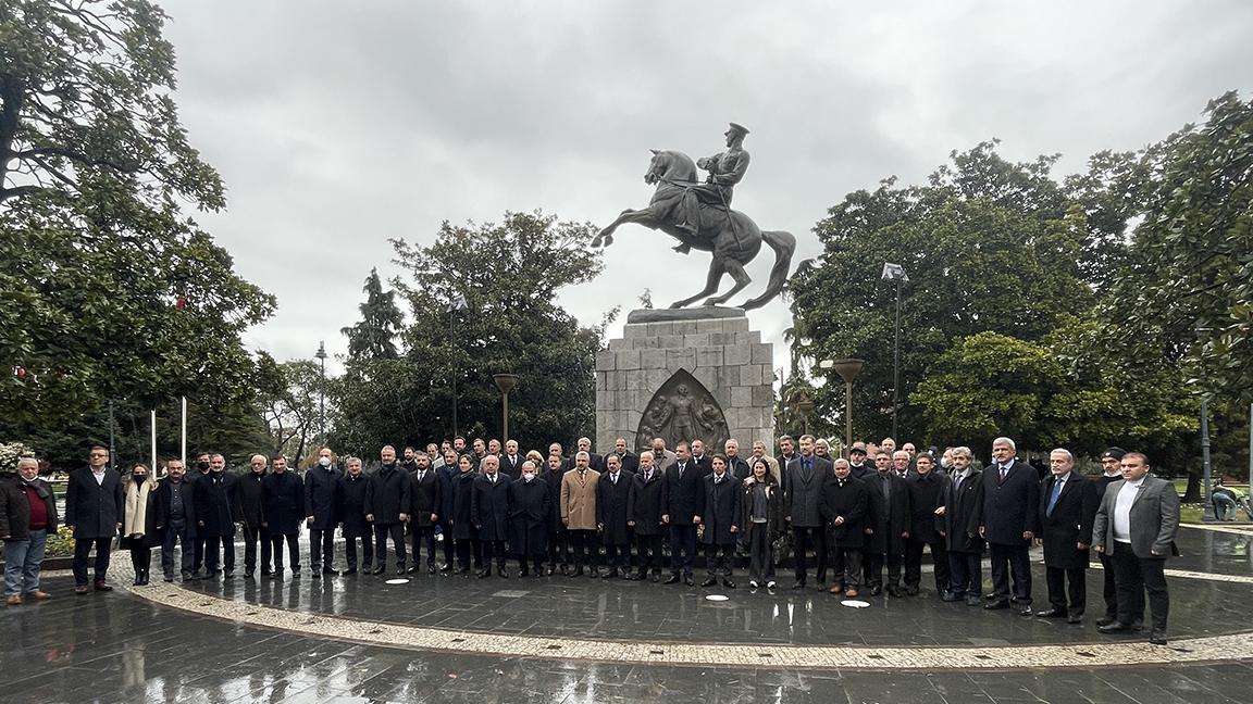 Samsun'da belediye başkanları ve beş siyasi partiden Atatürk Anıtı'na saldırıya tepki