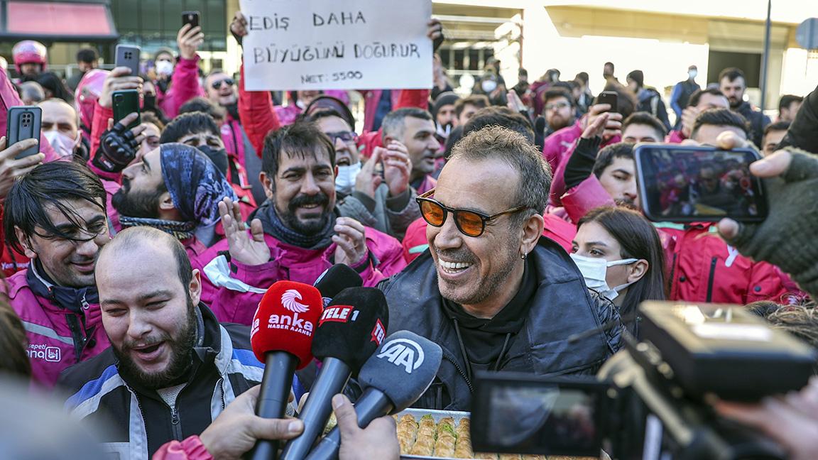 Haluk Levent, eylem yapan Yemeksepeti kuryelerine baklava dağıttı