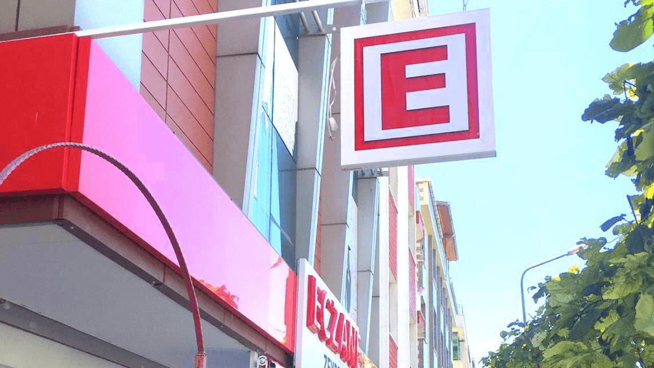 "E" logosu "reklam" sayıldı: Eczanelere tabela vergisi geldi