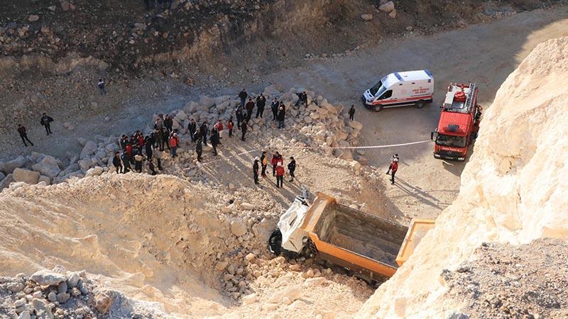 Hafriyat boşaltırken uçuruma yuvarlandı