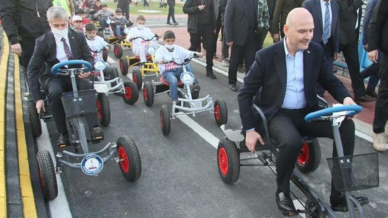 Bakan Soylu, çocuklarla trafik eğitim aracı kullandı