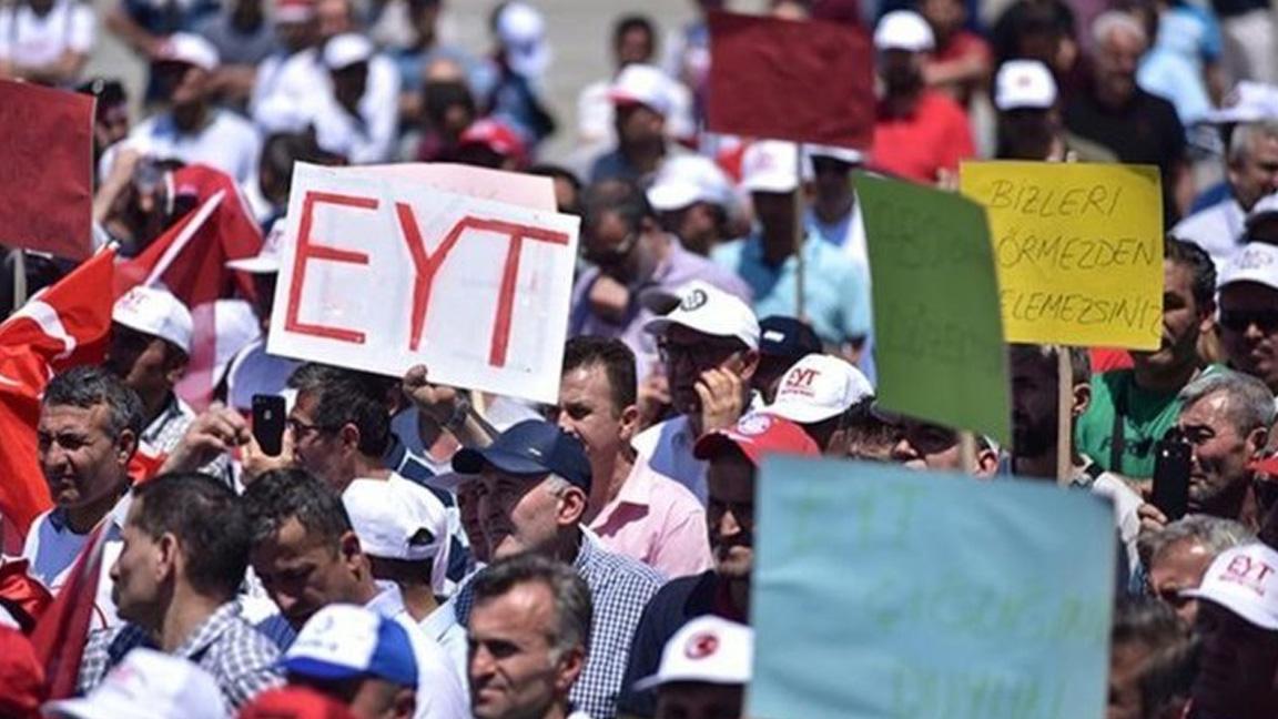 Akşener: Saraydaki sefaya gelince para var; itip kaktığınız, yok saydığınız EYT'liler haykırıyor ama onlara gelince para yok, öyle mi?