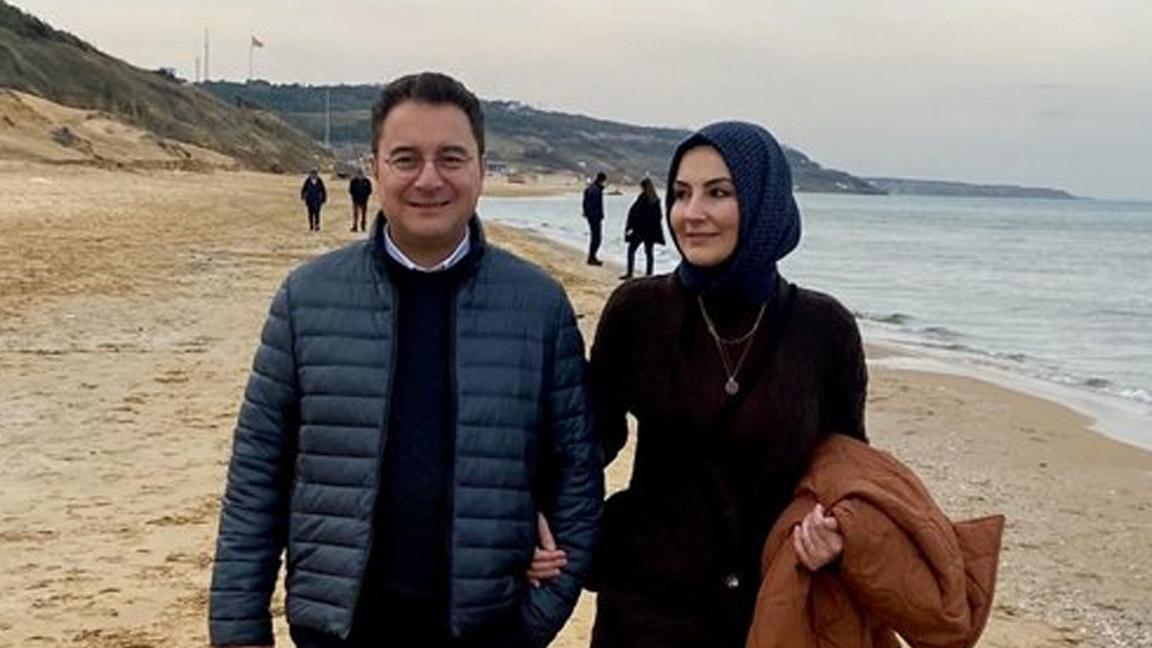 Babacan bu kez eşiyle birlikte yürürken çekilmiş fotoğrafını paylaştı: "Yem fiyatlarını görünce biz"