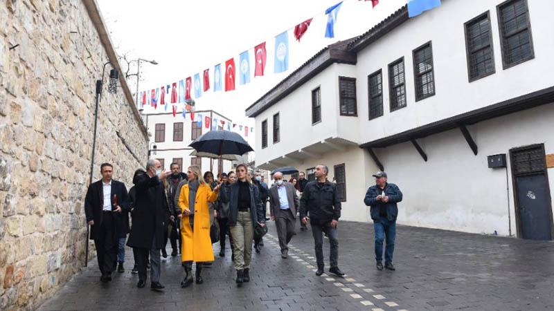 Kültür Bakanı'nın eşi Pervin Ersoy, polise şemsiye tutturup çantasını taşıttı