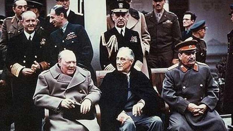 4-11 Şubat'ta gerçekleşen Yalta Konferansı için bir araya gelen üç lider: Churchill, Roosevelt ve Stalin