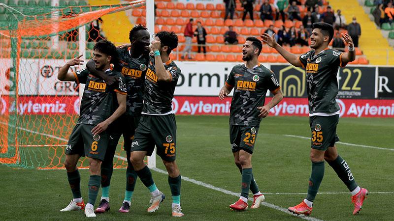 Konyaspor'un 3 golü iptal edildi, Alanyaspor 5 golle kazandı!