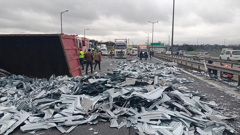 TEM'de metal ve sac yüklü TIR devrildi; yol trafiğe kapandı