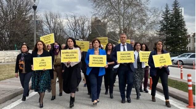 HDP milletvekillerinden Meclis bahçesinde Semra Güzel için dövizli protesto