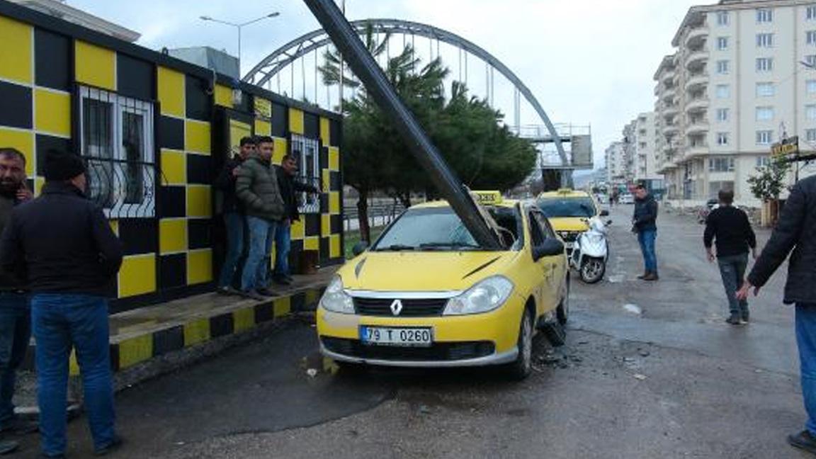 Kilis'te fırtına nedeniyle çatı uçtu, demir parçası taksiye saplandı