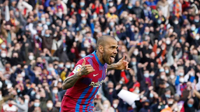 Barcelona, 38 yaşındaki Dani Alves'in sözleşmesini uzatıyor 