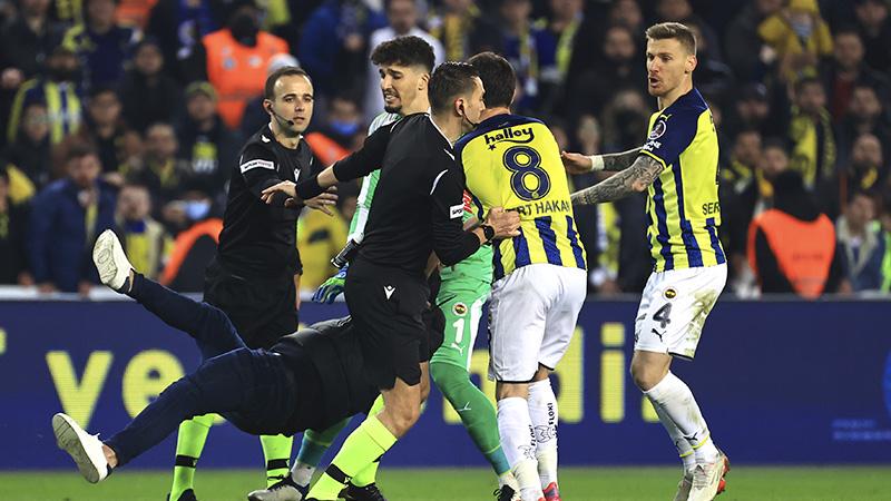 Devre arasında Fenerbahçe taraftarından Zorbay Küçük'e saldırı girişimi