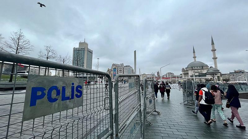 8 Mart Kadın Yürüyüşü öncesinde Taksim'de polis bariyerleri