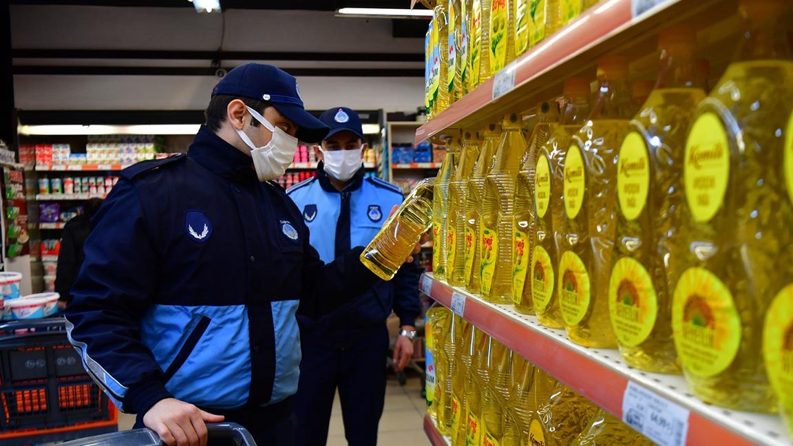 İstanbul'da marketlerde ayçiçeği yağı denetimi; fiyat farkı tespit edilen işletmelere ceza kesildi 