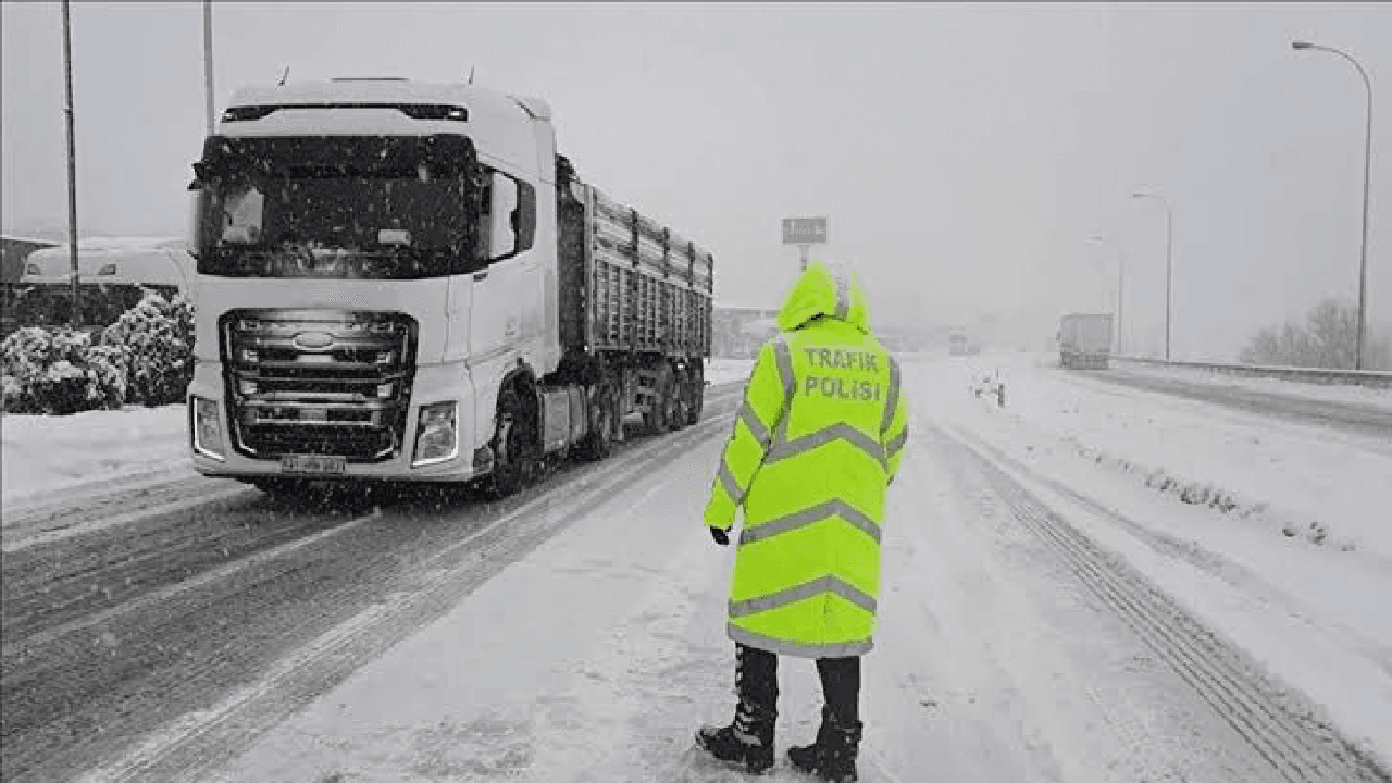 Bolu'dan İstanbul yönüne kamyon ve TIR geçişi durduruldu