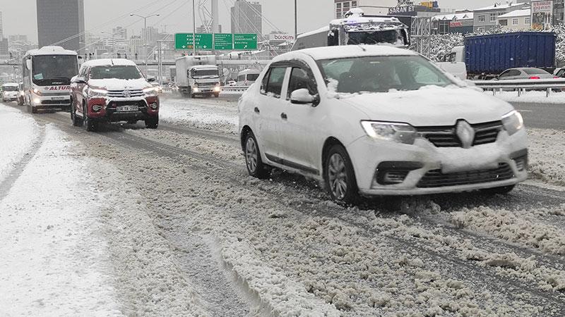 Kar yağışı etkisini sürdüyor; İstanbul trafiğinde son durum ne?