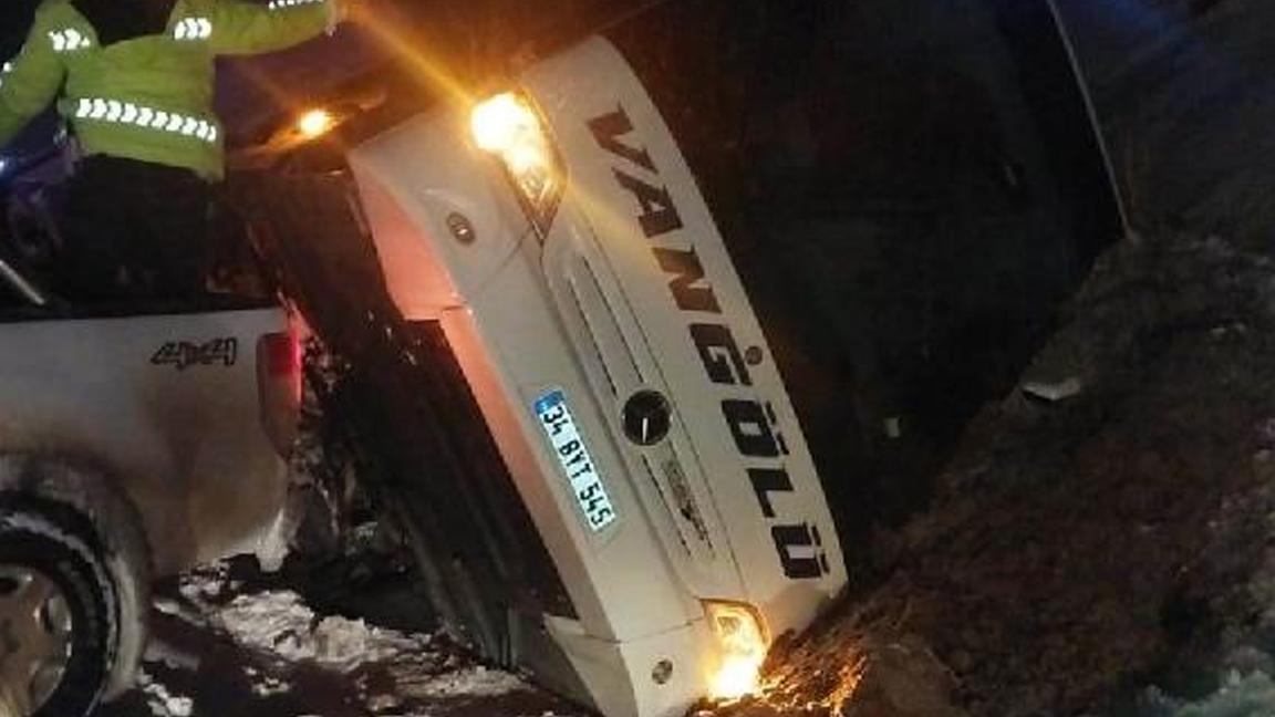 Malatya'da yolcu otobüsü devrildi: 3 yaralı