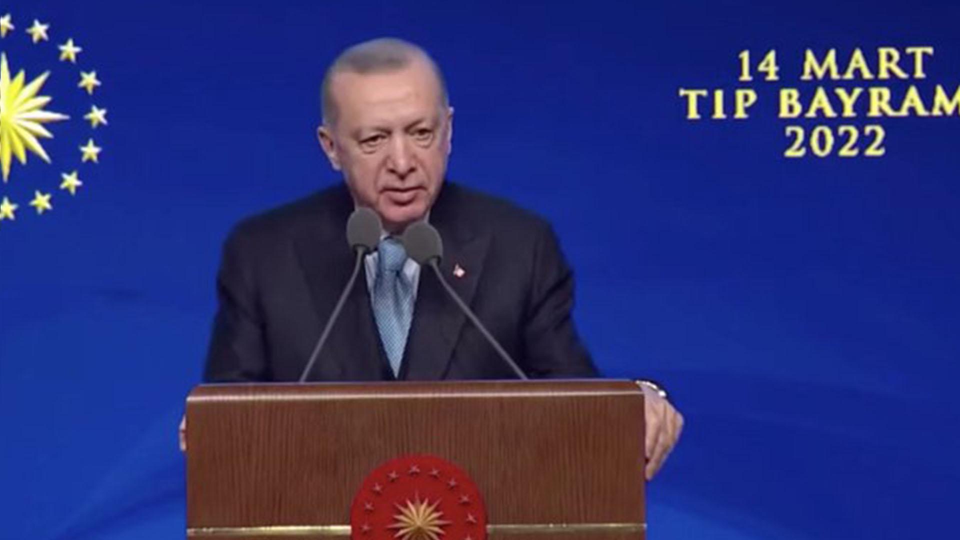 Erdoğan: Rabbim tüm hekimlerimizden ve sağlık çalışanlarımızdan razı olsun, yokluklarını göstermesin