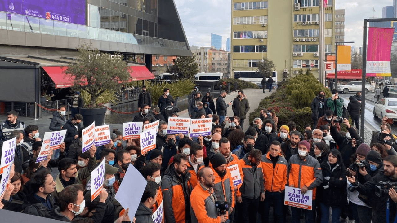 1 TL'lik zam yapan Hepsijet, kuryelerin eylemi sonrası geri adım attı