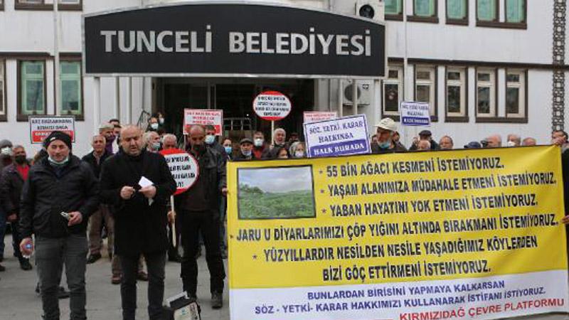 Tunceli'de belediye önünde katı atık tesisi protestosu: 55 bin ağacı korumak için buradayız