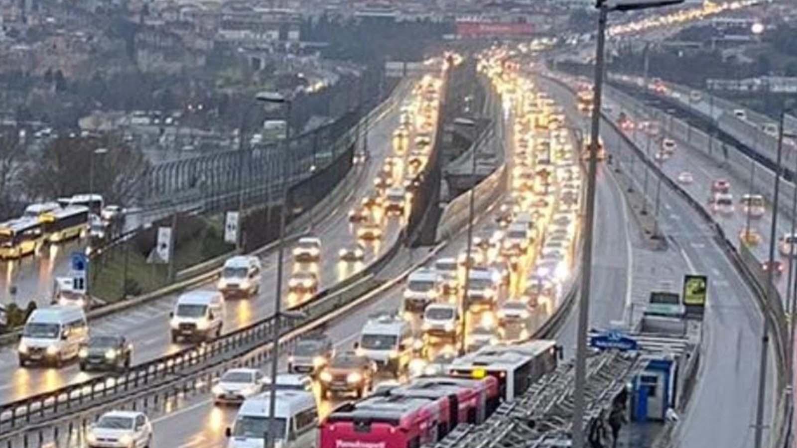 Güne yağmurla başlayan İstanbul’da trafik yoğunluğu