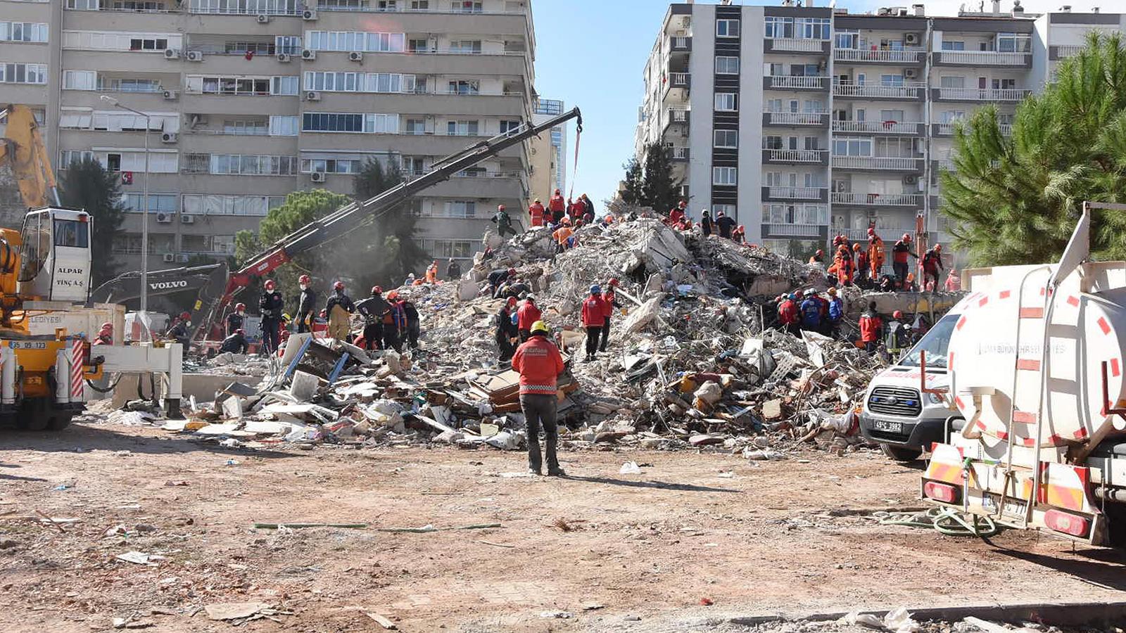 Emrah Apartmanı davasında mahkeme başkanından, sanıklara enkazın fotoğraflarını gösteren depremzedeye: Şov yapmayın