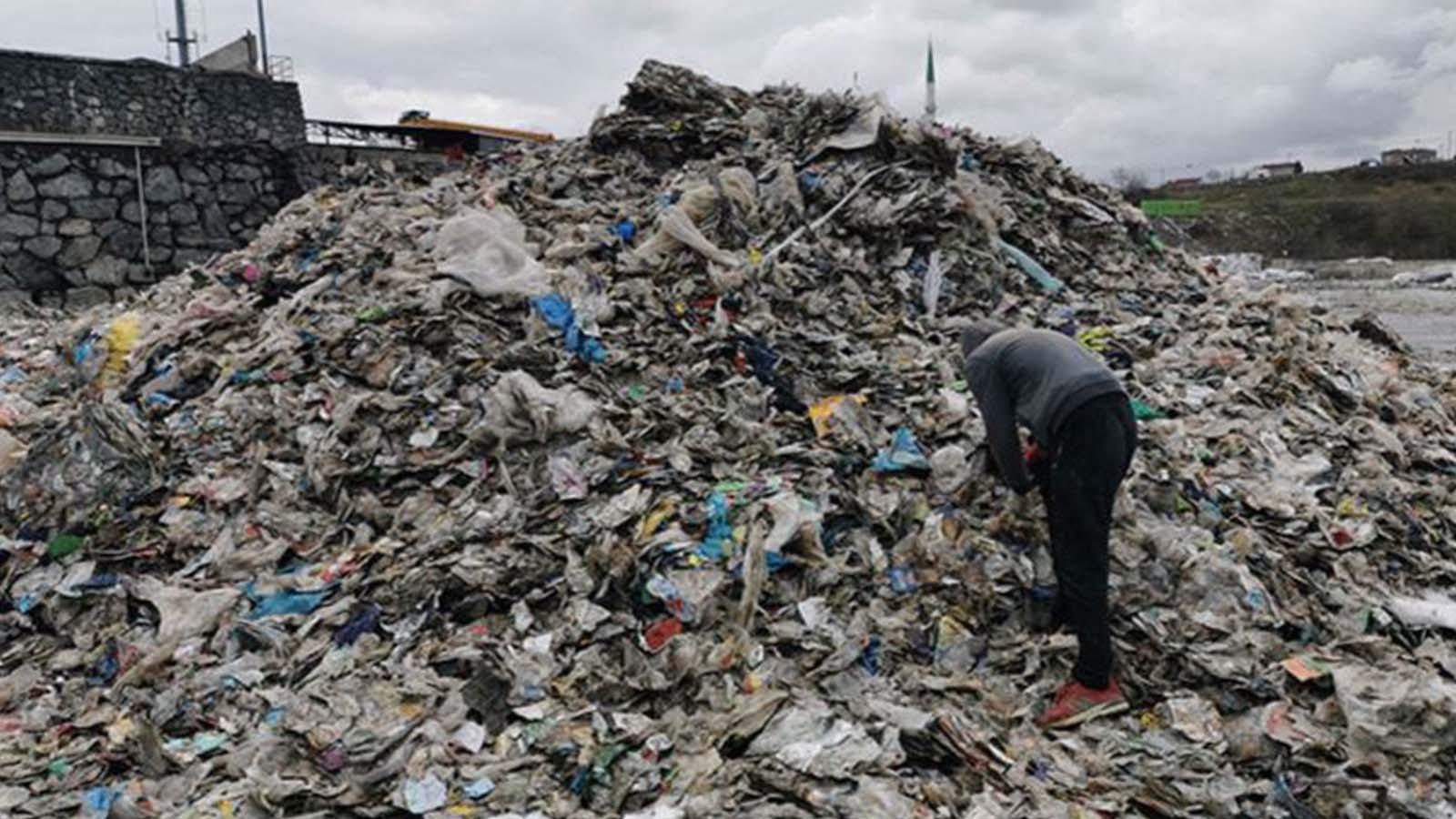 Sultangazi Belediyesi, "Bir hafta içinde kaldırılacak" dediği tonlarca atığı temizlememiş