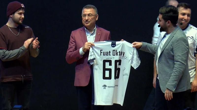 Cumhurbaşkanı Yardımcısı Oktay e-sporculara seslendi: Ülkeyi temsil etme adına dışarı çıkıyorsanız her türlü kolaylığı sağlarız