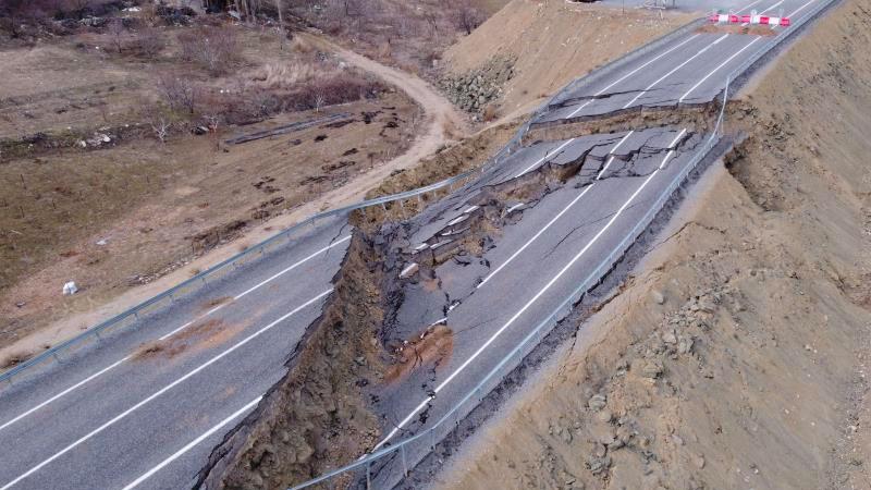 2 yıl önce yapılan asfalt yol çöktü; ulaşıma kapatıldı