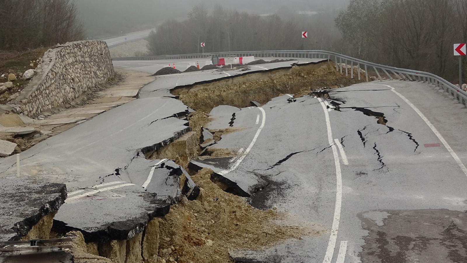 Düzce- Sakarya yolu çökme nedeniyle ulaşıma kapandı