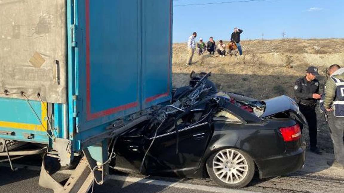 Otomobille TIR'ın altına giren makam şoförü yaşamını yitirdi