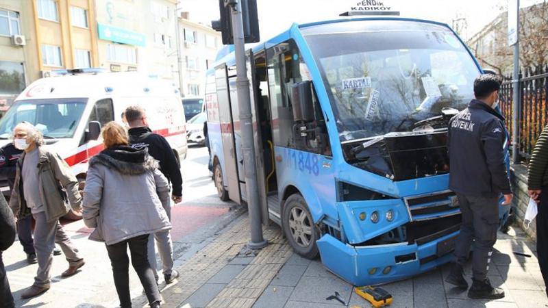 Kadıköy’de kaldırıma çıkan minibüs 2 işçiyi ezdi