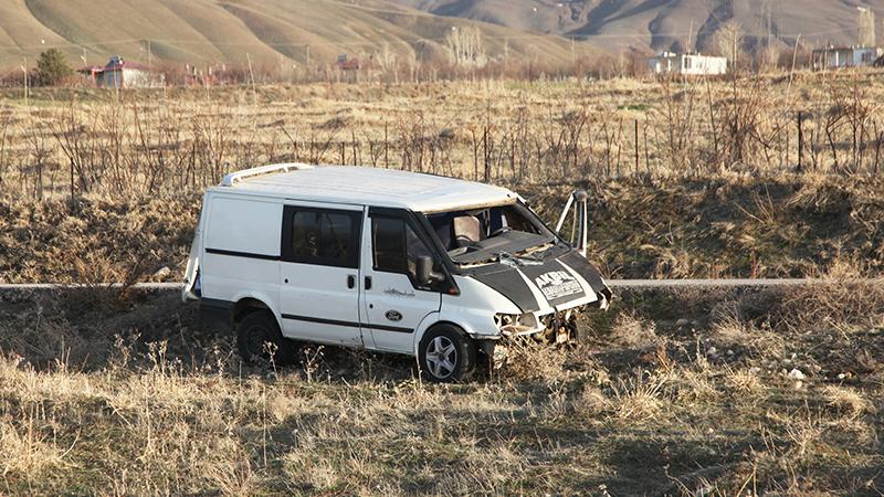 Bitlis'te içinde düzensiz göçmenlerin bulunduğu minibüs takla attı; 4 ölü, 25 yaralı